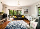 Apartament dwupokojowy z kominkiem o powierzchni 45 m2 z kuchnią, aneksem jadalnym łazienką oraz z tarasem wychodzącym do ogrodu.